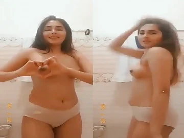 Watch this hot schoolgirl regarding a sans-bra get naughty regarding MMS