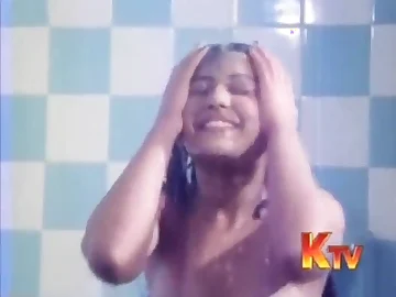 See Chandrika SuperSteamy's debut flick: A molten tub anent Tamil act!